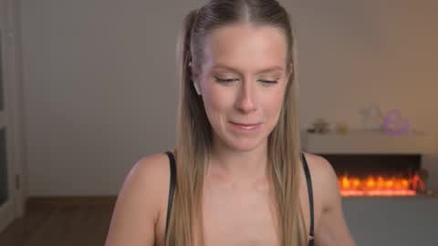 Snapshot of ella_twinkle chatting on 02-27-26, 07:36 Ella online show from 02-27-26, 07:36