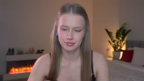 Snapshot of ella_twinkle chatting on 04-23-26, 06:21 Ella online show from 04-23-26, 06:21