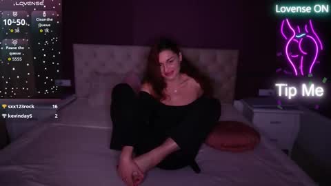 Snapshot of ellagoldenn chatting on 11-26-25, 10:00 Ella online show from 11-26-25, 10:00