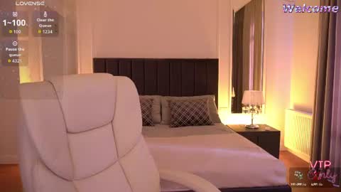 Snapshot of ellagoldenn chatting on 06-14-26, 04:14 Ella online show from 06-14-26, 04:14