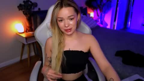 Ella online show from 03-12-26, 06:19