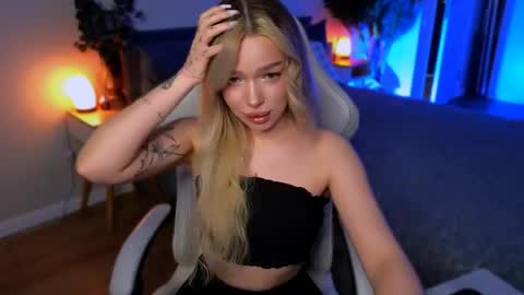 Ella online show from 04-25-26, 05:54