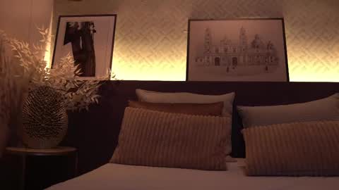 Snapshot of ellediane chatting on 02-19-25, 06:33 Elle Diane online show from 02-19-25, 06:33