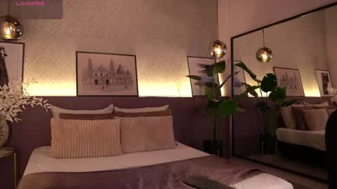 Snapshot of ellediane chatting on 09-15-25, 12:10 Elle Diane online show from 09-15-25, 12:10