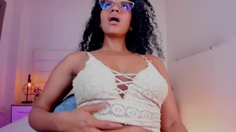 Snapshot of ellie_alves chatting on 03-07-25, 06:33 Ellie online show from 03-07-25, 06:33