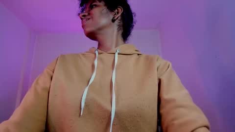 Snapshot of ellie_alves chatting on 11-18-25, 12:53 Ellie online show from 11-18-25, 12:53