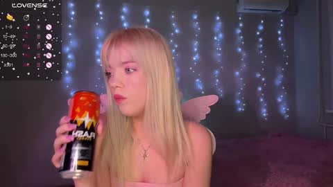 Snapshot of ellie_lovely_girl chatting on 12-02-25, 07:42 ellie online show from 12-02-25, 07:42