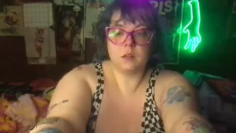 Snapshot of ellielouise11 chatting on 03-07-25, 02:57 Ellie Louise online show from 03-07-25, 02:57