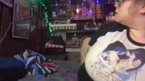 Snapshot of ellielouise11 chatting on 12-15-25, 03:33 Ellie Louise online show from 12-15-25, 03:33