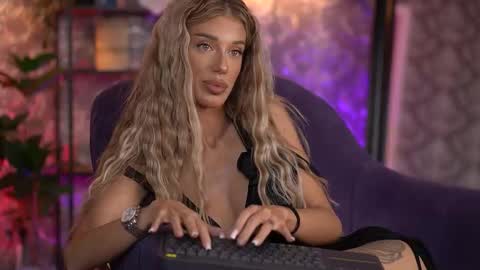 Snapshot of ellieredd chatting on 09-11-25, 07:08 Ellie online show from 09-11-25, 07:08