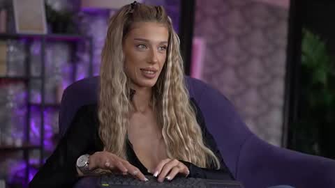 Snapshot of ellieredd chatting on 09-13-25, 07:19 Ellie online show from 09-13-25, 07:19