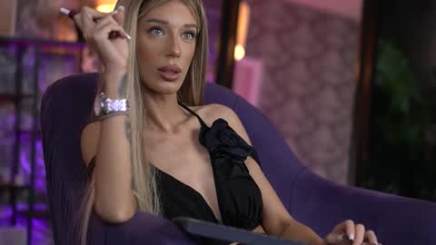 Snapshot of ellieredd chatting on 09-19-25, 06:59 Ellie online show from 09-19-25, 06:59