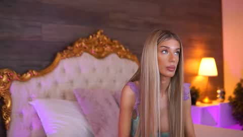 Snapshot of ellieredd chatting on 10-13-25, 08:58 Ellie online show from 10-13-25, 08:58