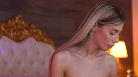 Snapshot of ellieredd chatting on 10-15-25, 08:58 Ellie online show from 10-15-25, 08:58