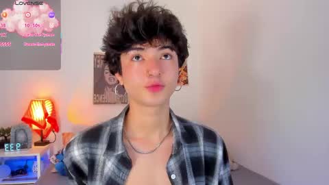 Snapshot of elliotvolkov chatting on 05-07-26, 02:33 elliotvolkov online show from 05-07-26, 02:33