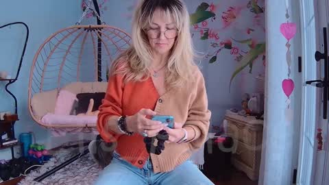 Snapshot of ells_palace chatting on 01-25-25, 06:13 Ella Bella Bo Bella online show from 01-25-25, 06:13