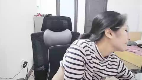 Snapshot of ellsa9x chatting on 11-17-25, 02:39 ellsa9x online show from 11-17-25, 02:39