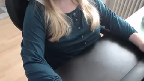 Elly online show from 10-18-25, 09:32