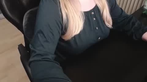 Elly online show from 10-18-25, 09:37