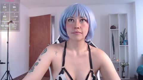 Snapshot of elly_uwuw chatting on 09-09-25, 09:36 Emy Castro online show from 09-09-25, 09:36