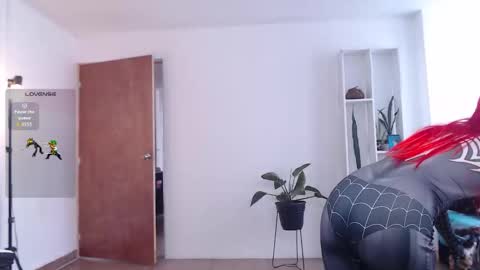 Snapshot of elly_uwuw chatting on 09-10-25, 08:20 Emy Castro online show from 09-10-25, 08:20