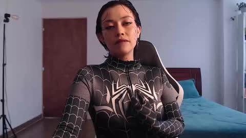 Snapshot of elly_uwuw chatting on 10-17-25, 06:21 Emy Castro online show from 10-17-25, 06:21