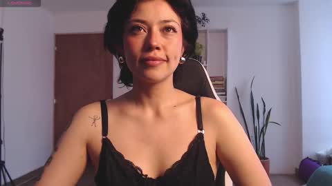Snapshot of elly_uwuw chatting on 10-22-25, 09:14 Emy Castro online show from 10-22-25, 09:14