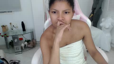 Snapshot of elly_willis chatting on 01-05-25, 03:32 Elly online show from 01-05-25, 03:32