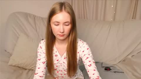 Snapshot of ellycolins chatting on 10-14-25, 02:45 Elly online show from 10-14-25, 02:45