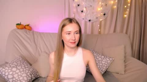 Snapshot of ellycolins chatting on 10-18-25, 02:36 Elly online show from 10-18-25, 02:36