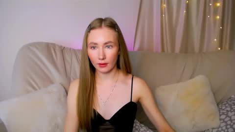 Snapshot of ellycolins chatting on 11-30-25, 02:59 Elly online show from 11-30-25, 02:59