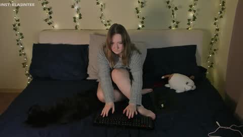 Ela give me a thumbs up if you like it  and this is important for the development of the account online show from 11-25-25, 05:57