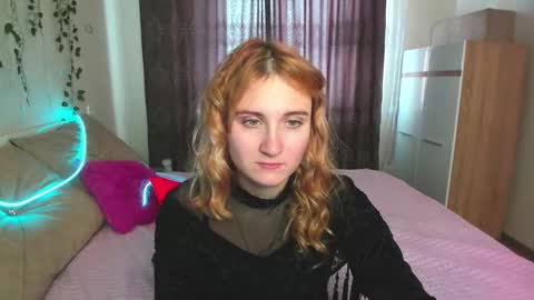 Snapshot of elsa_hot_here chatting on 02-19-25, 07:17 Elsa  online show from 02-19-25, 07:17