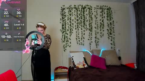 Snapshot of elsa_hot_here chatting on 03-08-25, 02:01 Elsa  online show from 03-08-25, 02:01