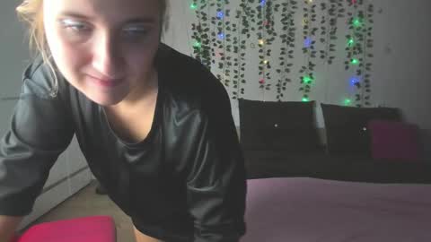 Snapshot of elsa_hot_here chatting on 09-11-25, 01:11 Elsa  online show from 09-11-25, 01:11