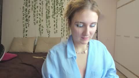 Snapshot of elsa_hot_here chatting on 10-20-25, 03:56 Elsa  online show from 10-20-25, 03:56