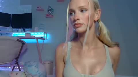 Snapshot of elsa_may chatting on 03-10-26, 01:21 elsa_may online show from 03-10-26, 01:21