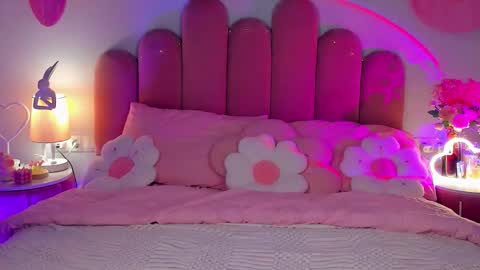 Snapshot of elsa_xo chatting on 11-30-25, 08:13 Michelle online show from 11-30-25, 08:13