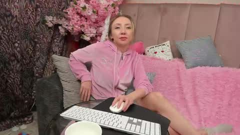 ElvaArno online show from 01-20-25, 08:52