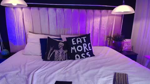 Snapshot of ely_maldox chatting on 01-22-25, 02:24 Ely online show from 01-22-25, 02:24