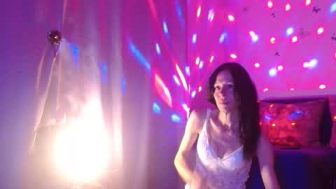 Elisa online show from 10-17-25, 06:43