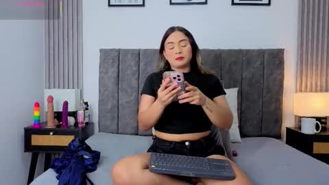 Snapshot of ema_stone65 chatting on 11-18-25, 10:14 Ema online show from 11-18-25, 10:14