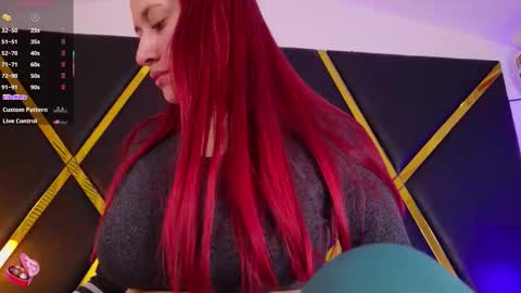 Snapshot of emaacastro chatting on 11-11-25, 12:05 Emma online show from 11-11-25, 12:05