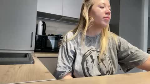 Snapshot of emberbunny chatting on 11-18-25, 09:25 Alice online show from 11-18-25, 09:25