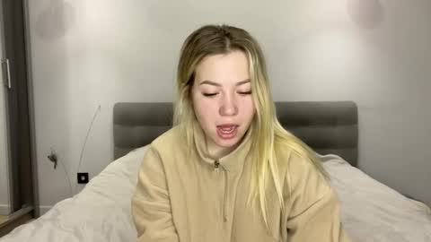 Snapshot of emberbunny chatting on 12-01-25, 05:12 Alice online show from 12-01-25, 05:12