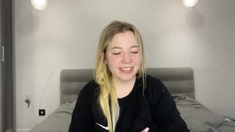 Snapshot of emberbunny chatting on 12-05-25, 07:39 Alice online show from 12-05-25, 07:39