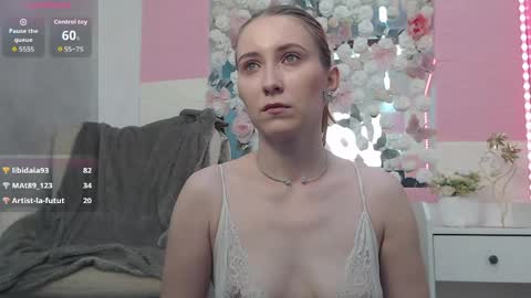 Snapshot of emberluna_ chatting on 05-18-26, 06:19 Ember online show from 05-18-26, 06:19