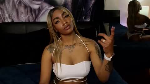 anyelii  online show from 11-11-25, 04:56