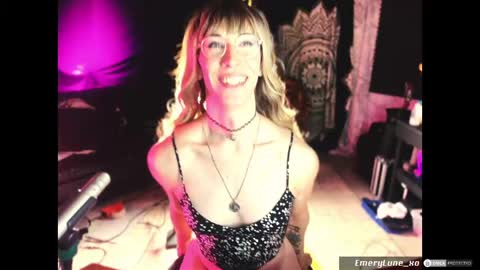 Snapshot of emerylune_xo chatting on 05-20-26, 01:23 Emery Lune online show from 05-20-26, 01:23
