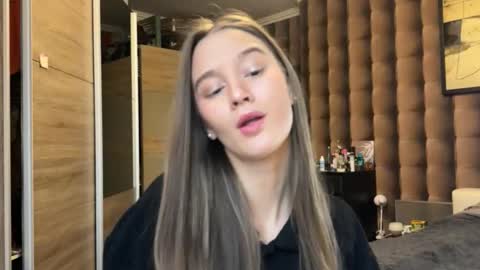 Snapshot of emi__ly chatting on 11-27-25, 06:26 emi__ly online show from 11-27-25, 06:26